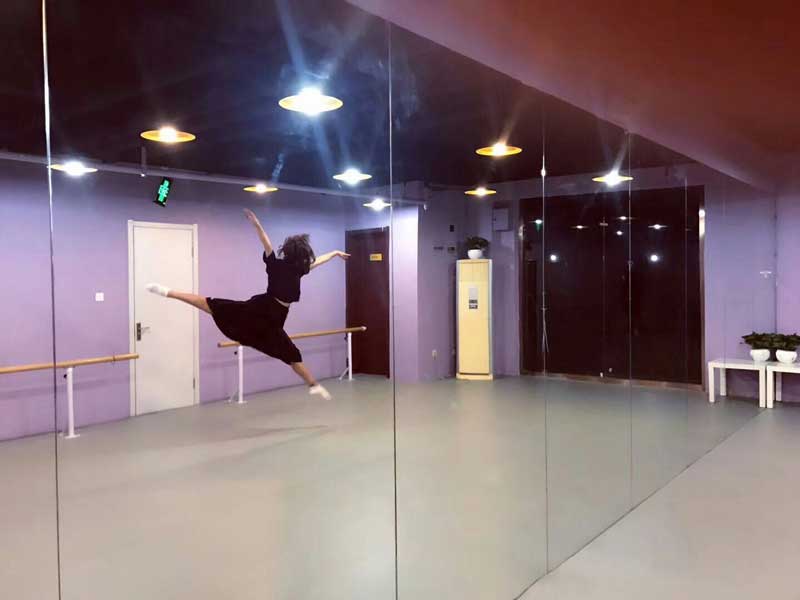五彩斑斓的舞蹈室好色先生TV传媒最终被市场证明非主流